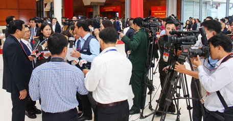 Các nhà báo tác nghiệp tại Trung tâm Báo chí Đại hội XIII.