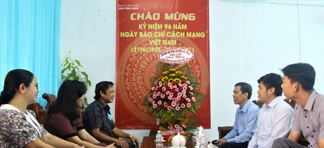 Trường ĐH Sư phạm Kỹ thuật Vĩnh Long do ông Lê Hồng Kỳ– Phó Hiệu trưởng nhà trường làm trưởng đoàn đã đến chúc mừng tập thể Báo Vĩnh Long.