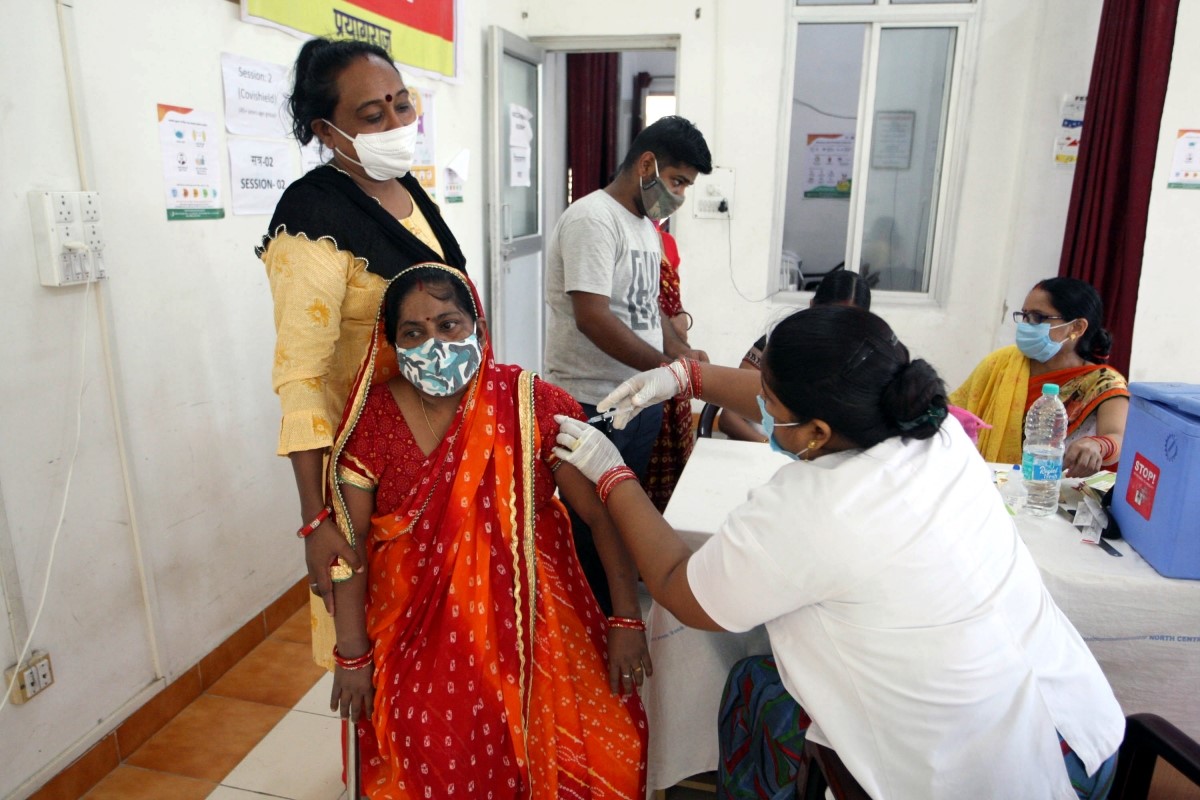 Một người dân quận Prayagraj, bang Uttar Pradesh, Ấn Độ tiêm vaccine ngừa Covid-19. Nguồn: ANI