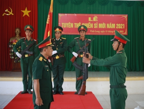 Trung tá Trần Văn Bùi- Trung đoàn trưởng Trung đoàn 890- trao vũ khí cho chiến sĩ mới.