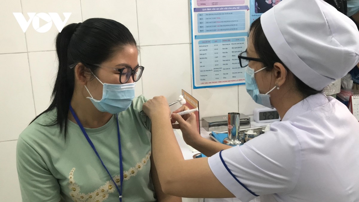 Tiêm thử nghiệm vaccine Nanocovax cho tình nguyện viên