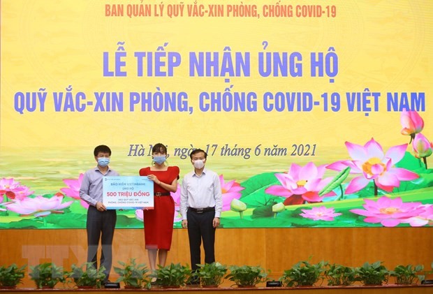 Tiếp nhận ủng hộ Quỹ vaccine phòng, chống COVID-19. (Ảnh: TTXVN)