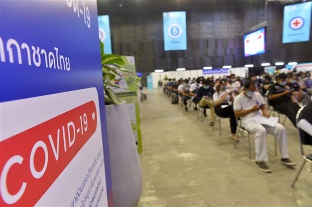 Người dân chờ tiêm vaccine ngừa COVID-19 tại một điểm tiêm chủng ở Bangkok, Thái Lan,ngày 31/5/2021. (Ảnh: THX/TTXVN)