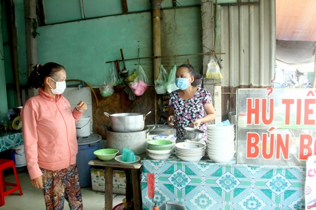 Nhờ nguồn vốn tín dụng chính sách, quán hủ tiếu của chị Hiếu được sửa sang tươm tất.