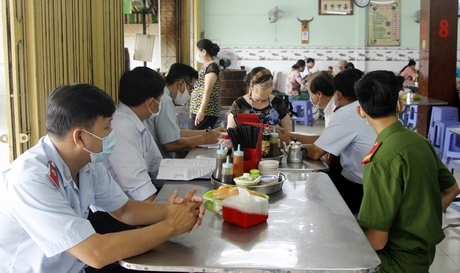 Đoàn kiểm tra tuyên truyền, nhắc nhở chủ cơ sở kinh doanh dịch vụ ăn uống thực hiện tốt các biện pháp phòng chống dịch.