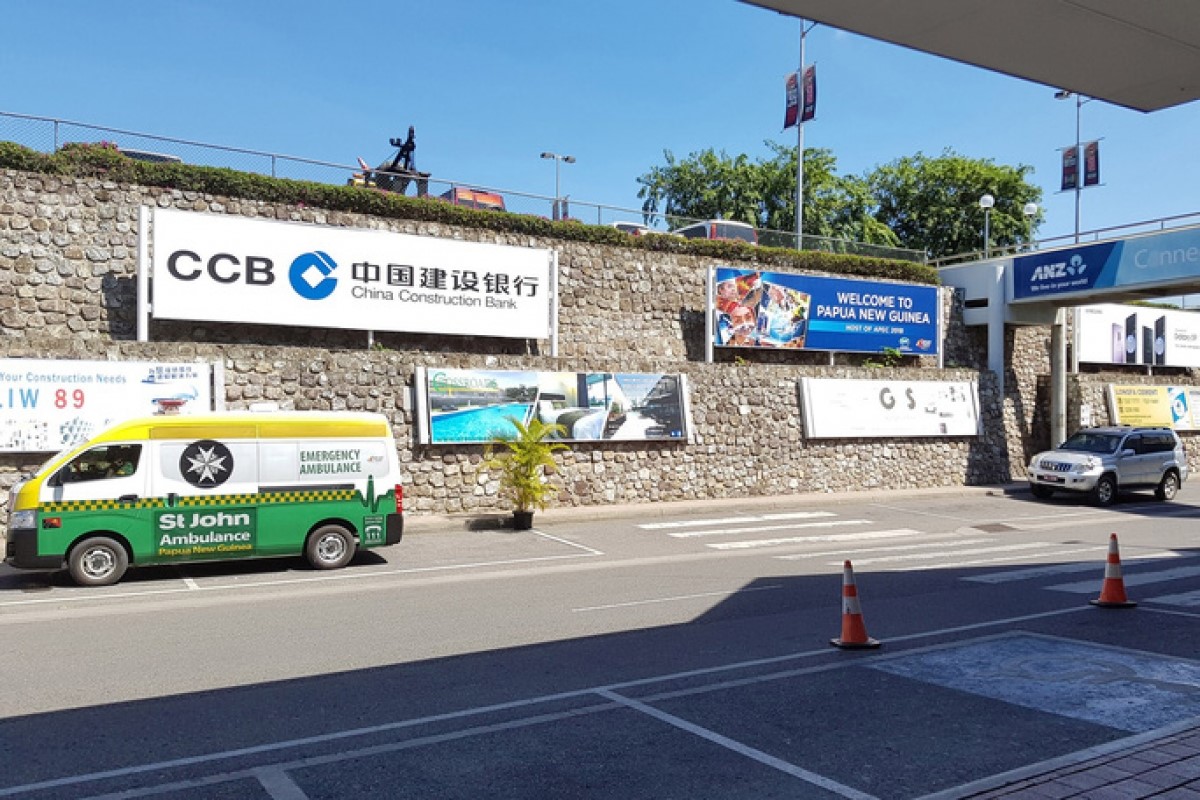 Bảng quảng cáo cho Ngân hàng Xây dựng Trung Quốc bên ngoài sân bay tại thủ đô Port Moresby của Papua New Guinea. Ảnh: Bloomberg