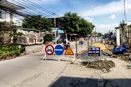  Đường Mậu Thân đang thi công lắp đặt cống để nâng cao trình mặt đường.