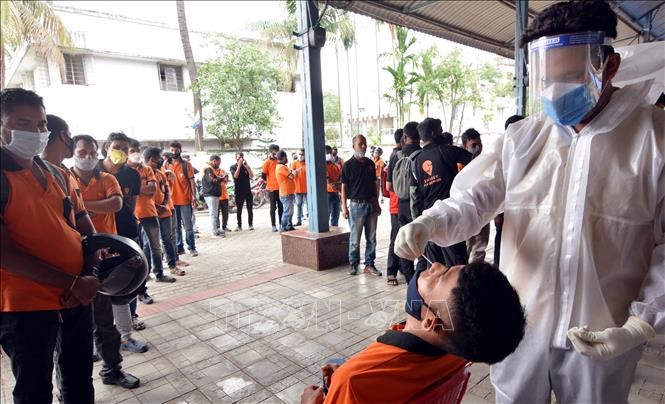 Nhân viên y tế lấy mẫu xét nghiệm COVID-19 cho người dân tại Guwahati, bang Assam, Ấn Độ ngày 6/6/2021. Ảnh: THX/TTXVN