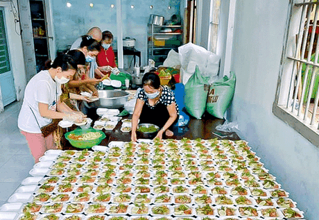  Những bữa cơm nghĩa tình giúp bà con có hoàn cảnh khó khăn vơi bớt phần nào khó khăn do ảnh hưởng dịch COVID-19.