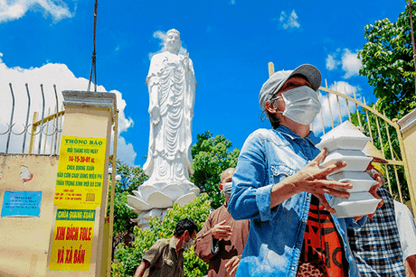 Những bữa cơm chay thiện nguyện đến tay người cần trong niềm vui được quan tâm, chia sẻ!