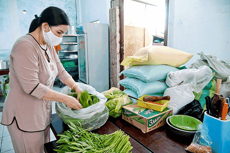 Xong bữa cơm trưa, nhà chùa và các nhà hảo tâm lại chuẩn bị cho bữa cơm chiều. Cứ như vậy, hằng ngày bà con luôn được nhận những bữa cơm ngon từ chùa Quang Xuân. 