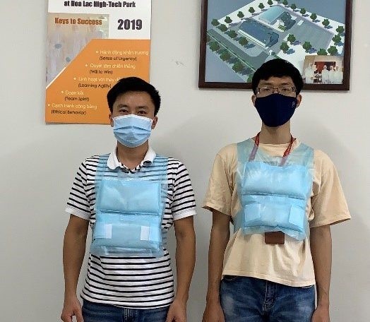 Áo hạ nhiệt làm giảm hiệu ứng sốc do nhiệt của nhân viên y tế khi mặc quần áo bảo hộ cá nhân để chống dịch - Ảnh: Viện Ứng dụng Công nghệ
