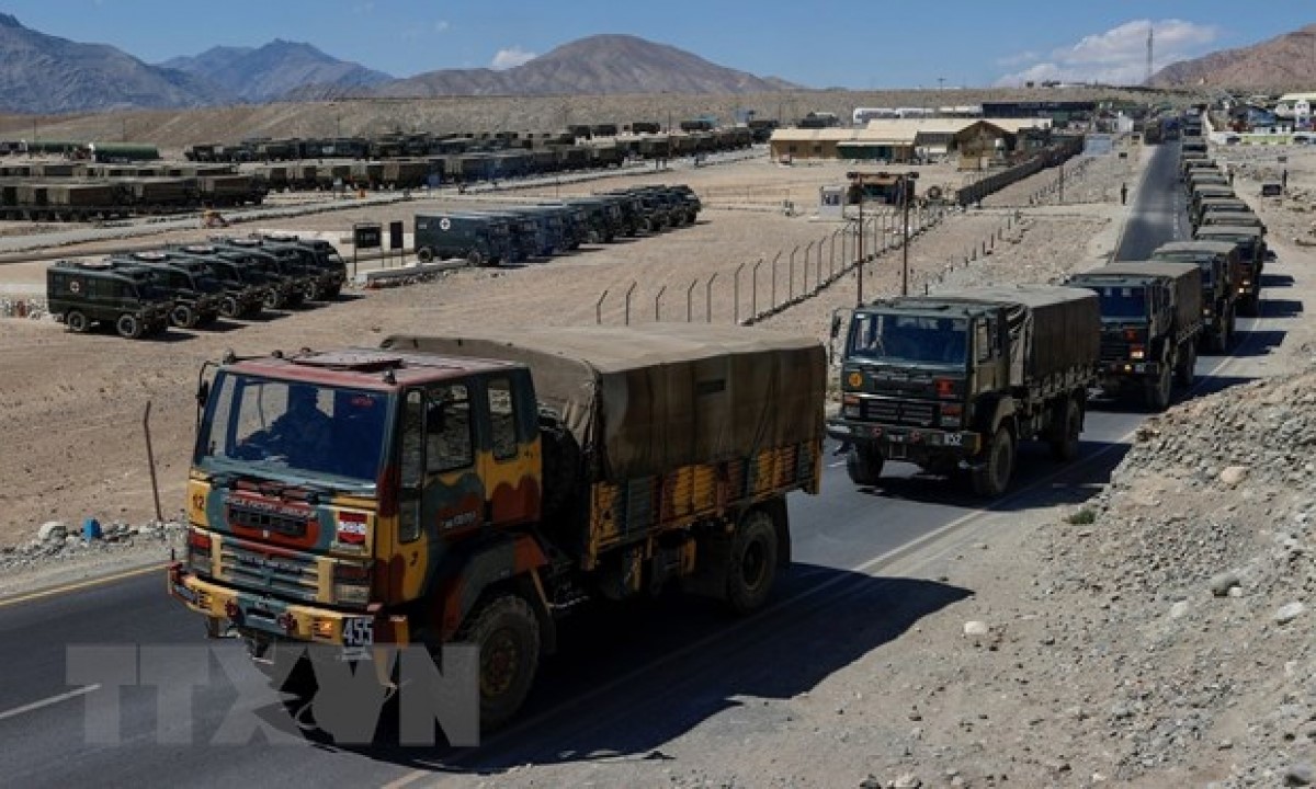 Xe quân sự di chuyển tới khu vực ở Ladakh, nơi có Đường kiểm soát thực tế (LAC) phân giới giữa Trung Quốc và Ấn Độ, ngày 15/9/2020. (Ảnh: Reuters/TTXVN)