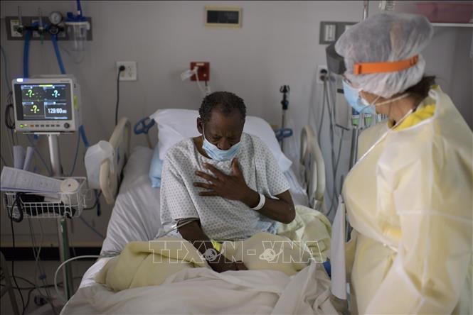 Nhân viên y tế chăm sóc bệnh nhân COVID-19 tại bệnh viện ở Houston, Texas, Mỹ. Ảnh: AFP/TTXVN