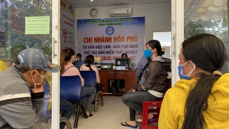 Người lao động làm thủ tục bảo hiểm thất nghiệp và được tư vấn học nghề tại chi nhánh của Trung tâm Dịch vụ việc làm.