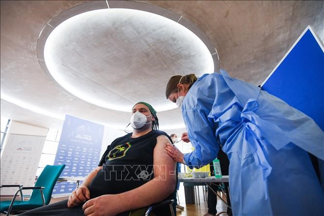  Nhân viên y tế tiêm vaccine phòng COVID-19 cho người dân tại Cologne, Đức, ngày 8/5/2021. Ảnh: AFP/ TTXVN