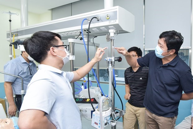 Máy oxy dòng cao BKVM-HF1 được thử nghiệm tại phòng thử nghiệm. (Ảnh: PV/Vietnam+)