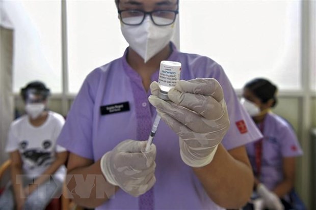 Nhân viên y tế chuẩn bị tiêm vaccine Covaxin phòng COVID-19 cho người dân tại Bangalore, Ấn Độ, ngày 18/6/2021. (Nguồn: AFP/TTXVN)