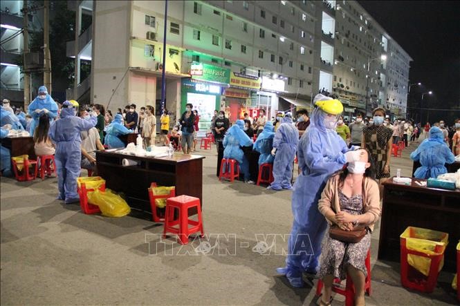 Lấy mẫu xét nghiệm cho công nhân tại khu nhà ở xã hội lớn nhất Bình Dương. Ảnh minh họa: Văn Hướng/TTXVVN