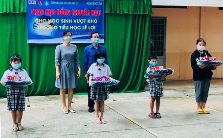 Trao học bổng cho học sinh vượt khó