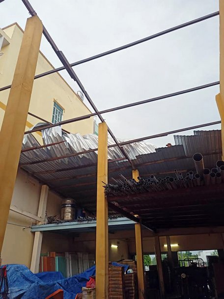 Nhiều nhà dân ở Khóm 1- thị trấn Long Hồ bị tốc mái sau mưa giông.