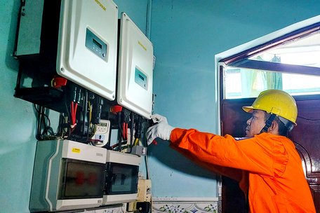 Điện lực kiểm tra inverter công trình NLMT lắp trên mái nhà dân dụng.