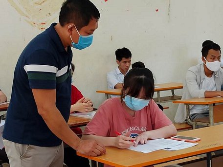 Thí sinh làm thủ tục dự thi Tốt nghiệp Trung học phổ thông. (Ảnh: Phạm Mai/Vietnam+)