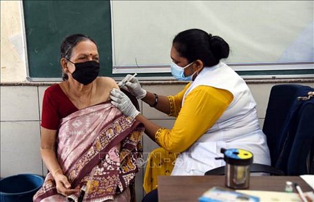Nhân viên y tế tiêm vaccine ngừa COVID-19 cho người dân tại New Delhi, Ấn Độ. Ảnh: THX/TTXVN
