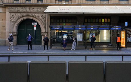 Người dân thành phố Sydney (Úc) giữ khoảng cách khi xếp hàng tại một trạm xe buýt ngày 5/7 - Ảnh: REUTERS