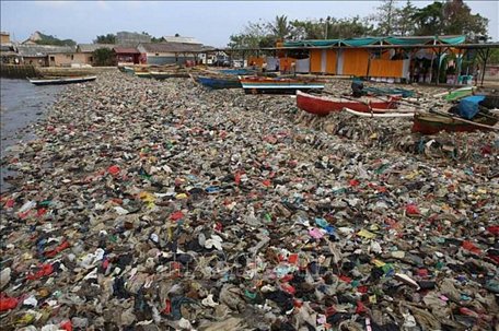 Rác thải nhựa tràn ngập trên bãi biển Sukaraja ở Bandar Lampung, Indonesia. Ảnh minh họa: AFP/TTXVN