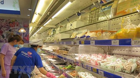 Các mặt hàng tươi sống đa dạng, phong phú tại siêu thị Co.op mart Nha Trang. (Ảnh: Phan Sáu/TTXVN)