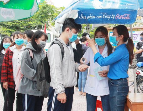 Thí sinh cần được hướng dẫn thực hiện các biện pháp phòng dịch COVID- 19 an toàn hơn.  Ảnh chụp kỳ thi năm 2020