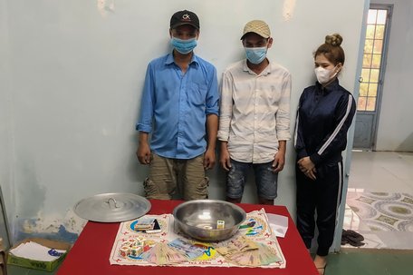 Nhóm đối tượng đánh bạc bị công an bắt giữ.
