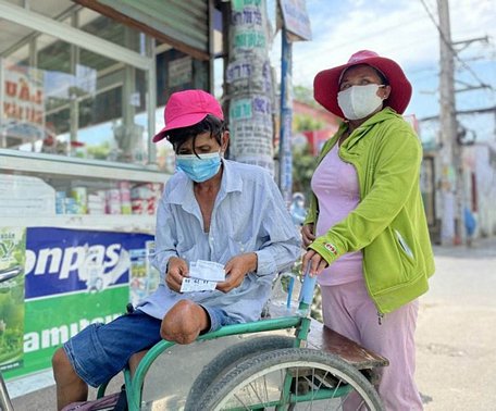  Vợ chồng anh Đặng Ngọc Dũng - chị Nguyễn Thị Kim Hòa (xã Vĩnh Lộc B, huyện Bình Chánh, TP HCM) dắt díu nhau đi bán vé số nuôi 2 con nhỏ nhưng chẳng bán được bao nhiêu Ảnh: Thu Hồng