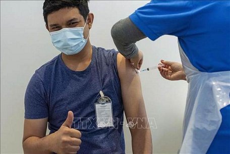  Nhân viên sân bay được tiêm vaccine phòng COVID-19 tại sân bay quốc tế Kuala Lumpur ở Sepang, Malaysia, ngày 5/7/2021. Ảnh: THX/TTXVN