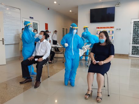 118 công chức, người lao động cơ quan Văn phòng Cục Thuế được test nhanh COVID-19 vào sáng 8/7/2021