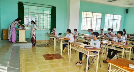 Thí sinh và cán bộ coi thi nghiêm túc thực hiện đúng quy chế.