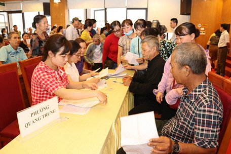  Lao động tự do quận Hà Đông (Hà Nội) làm thủ tục nhận hỗ trợ do bị ảnh hưởng bởi dịch COVID-19 trong gói hỗ trợ 62.000 tỉ đồng năm 2020 - Ảnh: Đ.BÌNH