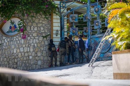 Binh sỹ gác bên ngoài hiện trường vụ ám sát Tổng thống Jovenel Moise tại Port-au-Prince, ngày 7/7/2021. (Ảnh: THX/ TTXVN)