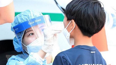  Một điểm xét nghiệm COVID-19 ở Chuncheon, Hàn Quốc. (Ảnh: Yonhap/TTXVN)