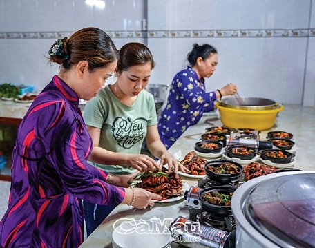 Chế biến món ba khía rang muối ở Nhà hàng Như Ý, Khu Du lịch Mũi Cà Mau. Ảnh: HUỲNH LÂM