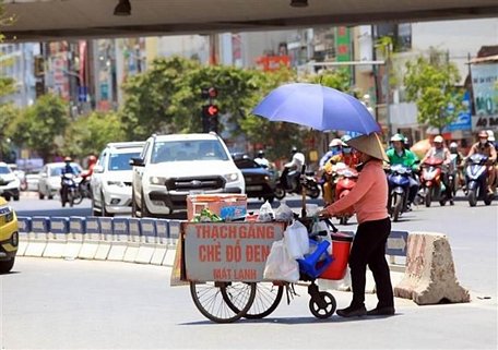 Mưu sinh giữa trời nắng. (Ảnh: Phan Tuấn Anh/TTXVN)