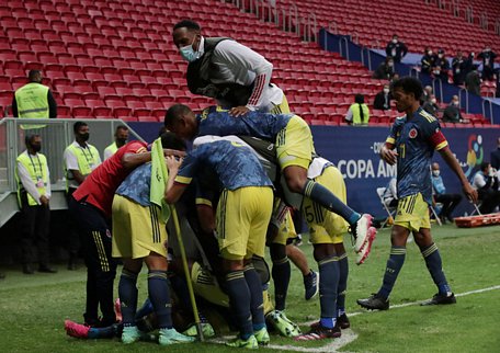  Niềm vui của các cầu thủ Colombia sau khi lội ngược dòng đánh bại Peru 3-2 - Ảnh: Reuters