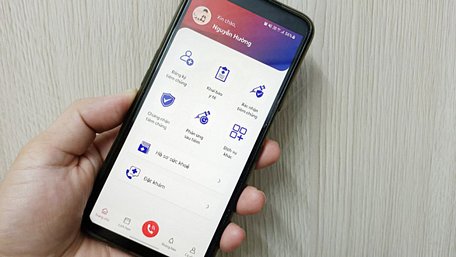 Người dân sẽ dần làm quen với sổ sức khỏe điện tử, phục vụ tiêm chủng - Ảnh: Đ.THIỆN