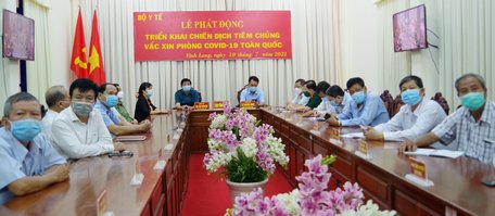 Bí thư Tỉnh ủy- Bùi Văn Nghiêm, Chủ tịch UBND tỉnh- Lữ Quang Ngời, cùng lãnh đạo các sở, ngành dự hội nghị tại phòng họp trực tuyến của Bộ Chỉ huy Quân sự tỉnh.