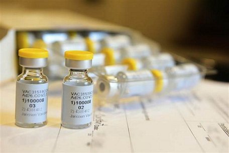 Vaccine ngừa bệnh COVID-19 do hãng Johnson & Johnson. (Ảnh: AP/TTXVN)