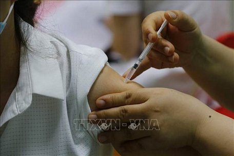  Tiêm vaccine phòng COVID-19 cho người dân. Ảnh: TTXVN