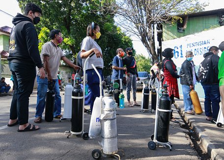Người dân xếp hàng chờ bơm đầy bình oxy trước một nhà máy ở Jakarta, Indonesia, ngày 2/7 trong đợt bùng dịch COVID-19 thứ hai - Ảnh: REUTERS