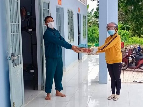 Những món quà ấm lòng chốt kiểm dịch, khu cách ly ở Bình Tân.