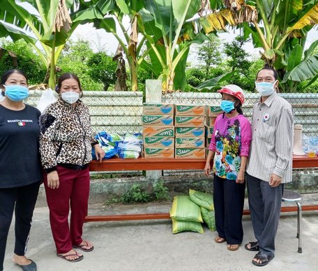 Ngày 13/7/2021, Chủ tịch Hội Chữ thập đỏ TP Vĩnh Long Nguyễn Thanh Tú thay mặt nhà tài trợ trao mì, đường cát cho người dân khu vực phong tỏa.